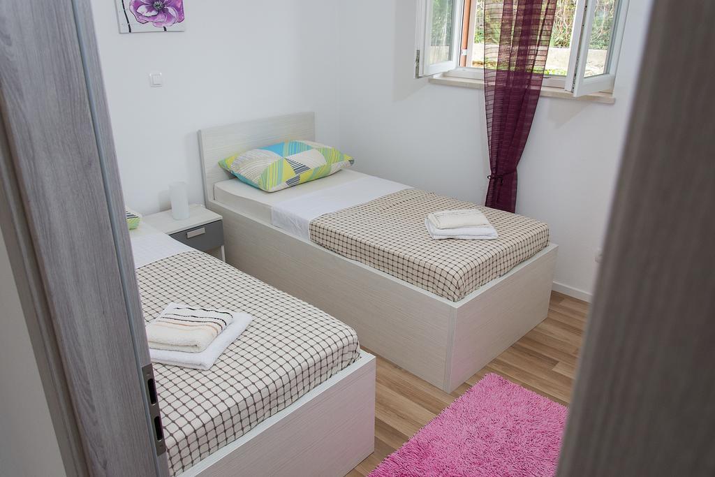 Apartment Gamma With Hydromassage Mini Pool Near Split Žrnovnica Eksteriør bilde